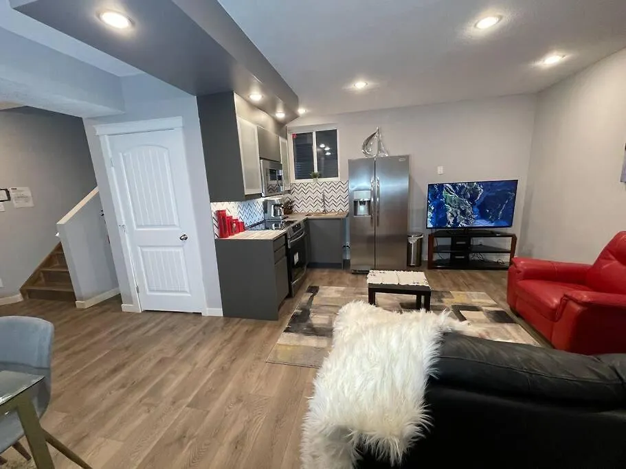 Comfortable And Beautiful Brand-New Suite Bsmt-Two Bedroom, Two Washrooms YYC Semesterbostad